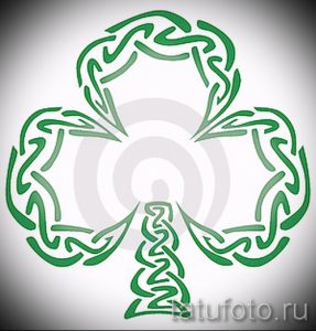 Эскиз татуировки четырехлистного клевера в кельтском стиле, выполненный в зеленых тонах. Узор состоит из переплетенных узлов и линий, создающих сложный и красивый дизайн.