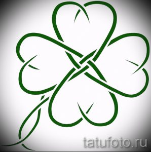 Эскиз татуировки четырехлистного клевера, выполненный в кельтском стиле. Зеленые листья переплетены сложными узлами, создавая уникальный и изысканный дизайн.