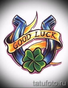 Эскиз татуировки с подковой, четырехлистным клевером и надписью 'GOOD LUCK' на ленте.