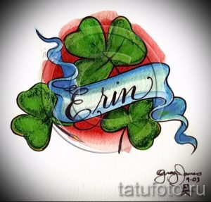 Эскиз татуировки четырехлистного клевера с надписью 'Erin' на голубой ленте и акварельным фоном.