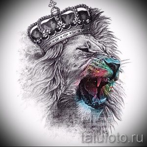 Цветной эскиз татуировки рычащего льва в короне. Использование ярких цветов и брызг краски придает рисунку динамичность и экспрессию. Подходит для предплечья.