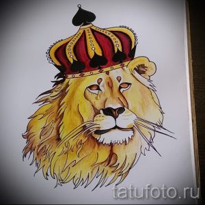 Яркий цветной эскиз татуировки льва в красной короне. Использование акварельных техник придает рисунку легкость и воздушность. Подходит для предплечья.