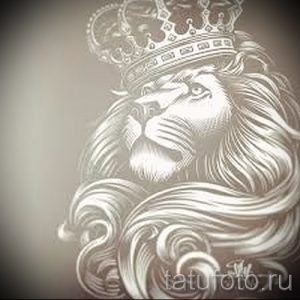 Черно-белое фото тату льва в короне на плече. Детализированный рисунок с проработанной гривой и выразительным взглядом. Идеально для любителей символизма.