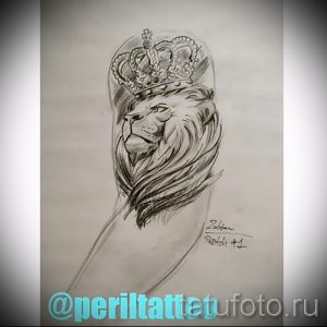Фото эскиза тату: голова льва с короной, выполненная в технике карандашного рисунка. Классический и элегантный дизайн.