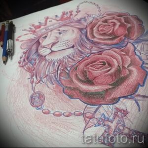 Фото эскиза тату: голова льва с короной, окруженная розами и четками с крестом, выполненная в цветных карандашах. Символизирует любовь, веру и силу.