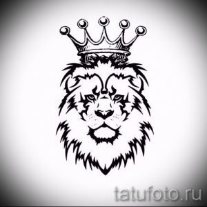 Фото тату: стилизованная голова льва в черном цвете с золотой короной на голове. Идеальный эскиз для сильных и уверенных в себе.
