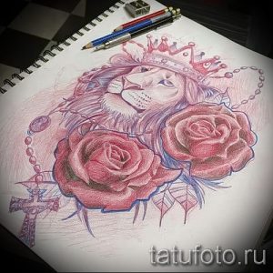 Цветной эскиз татуировки с изображением льва в короне, роз и креста. Использованы красные, розовые и коричневые оттенки. Детализированная проработка всех элементов.
