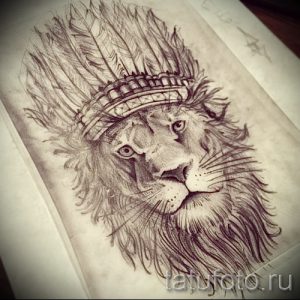 Эскиз татуировки с изображением льва в индейском головном уборе из перьев. Детализированная проработка гривы и морды льва, перья головного убора.
