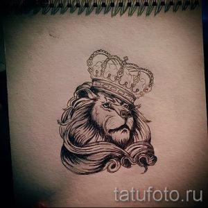 Минималистичный эскиз татуировки с изображением льва в короне. Использованы тонкие линии и штриховка. Акцент на морде и гриве льва.