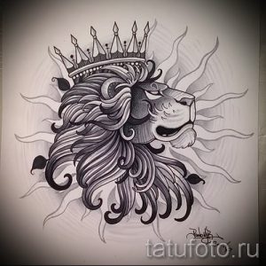 Черно-серый эскиз татуировки с изображением льва в короне и лучами света. Детализированная проработка гривы и морды льва, стилизованные лучи.