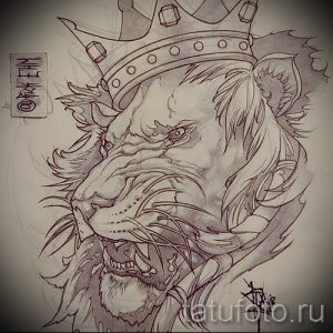 Цветной эскиз татуировки с изображением льва в короне. Использованы коричневые, серые и красные оттенки. Детализированная проработка морды и гривы.