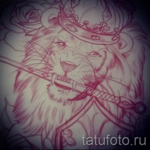 Сложный эскиз татуировки льва в короне, окруженного розами и с мечом в зубах. Выполнен в графическом стиле с использованием красных оттенков.