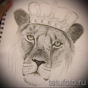 Детализированный эскиз татуировки льва в короне, выполненный в графическом стиле с использованием теней и полутонов. Подчеркивает благородство и силу животного.