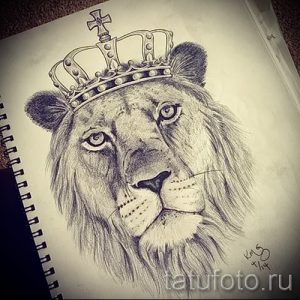 Детализированный эскиз татуировки льва в короне, выполненный в реалистичном стиле с использованием графики и теней. Подчеркивает мощь и величие животного.