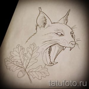 Эскиз татуировки рыси с открытой пастью и веткой с желудями, выполненный в технике графики коричневыми тонами. Идеально для любителей дикой природы.
