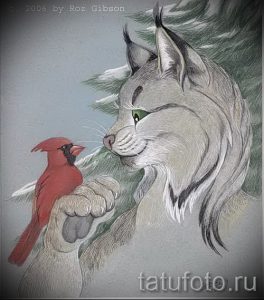 Фото тату рыси и красного кардинала, выполненной в пастельных тонах. Изображение отличается мягкостью и нежностью.