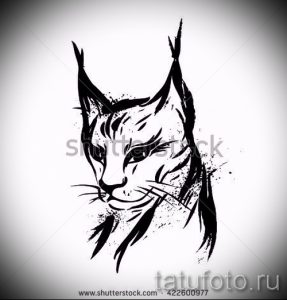 Черно-белый эскиз татуировки с изображением головы рыси, выполненный в стиле акварели. Размытые линии и эффектные переходы цвета.
