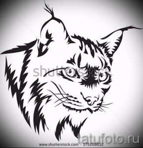 Черно-белый эскиз татуировки с изображением головы рыси, выполненный в стиле минимализма. Четкие линии и лаконичный дизайн.