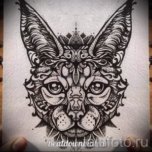 Черно-белый эскиз татуировки с изображением головы рыси, украшенной сложным геометрическим орнаментом. Высокая детализация и контраст.