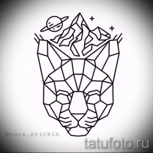 Черно-белое тату рыси, выполненное в геометрическом стиле с добавлением изображения планеты и гор. Уникальный эскиз для любителей космоса.