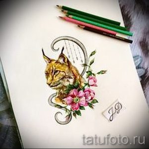 Красивый эскиз тату рыси, окруженной нежными розовыми цветами и декоративными элементами. Оригинальный и женственный дизайн.
