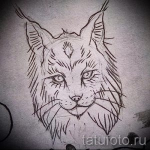 Черно-белый эскиз татуировки рыси с выразительными глазами и кисточками на ушах. Детализированный рисунок с акцентом на шерсть и мускулатуру.
