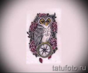 Эскиз татуировки совы, окруженной розами и компасом. Рисунок выполнен в черно-серых тонах с добавлением желтых акцентов в глазах совы.