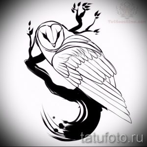 Фото тату совы, сидящей на ветке дерева. Элегантный и минималистичный рисунок в черно-белом цвете с плавными линиями.