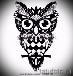 Черно-белое фото тату совы в стиле графики. Детализированный рисунок с геометрическими элементами и узорами на крыльях и теле птицы.