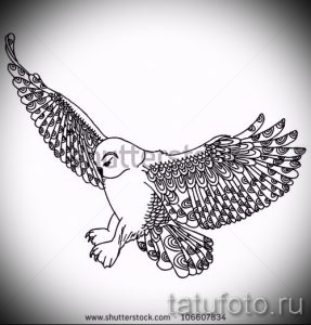 Черно-белый эскиз татуировки с изображением летящей совы, крылья которой украшены сложным орнаментом. Изящный и детализированный рисунок.