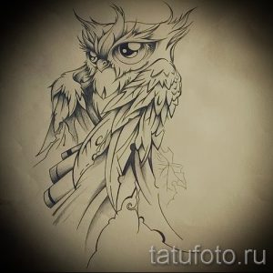 Фото эскиза татуировки совы, сидящей на ветке с трубкой во рту. Брутальный и оригинальный рисунок для мужчин.