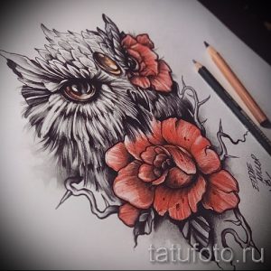 Эскиз татуировки совы с красными розами. Черно-серый рисунок с акцентом на ярких красных цветах, детализированное оперение.
