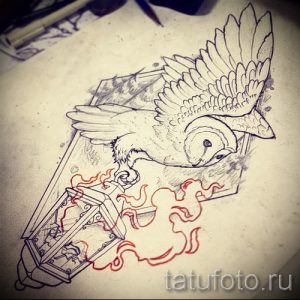 Эскиз татуировки совы, летящей из разбитого фонаря, окруженного языками пламени. Рисунок выполнен в черно-серых тонах с использованием тонких линий и штриховки.