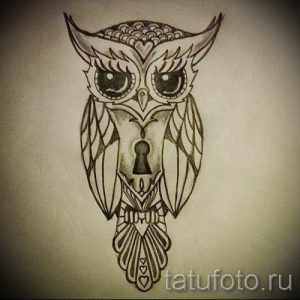 Эскиз татуировки совы, стилизованной под замок с замочной скважиной. Выполнен в черно-белой гамме с использованием детализированной штриховки.