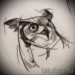 Черно-белый эскиз татуировки совы, выполненный в графическом стиле с использованием тонких линий и штриховки. Идеально для любителей минимализма.