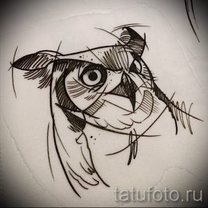 Черно-белый эскиз татуировки совы, выполненный в графическом стиле с использованием тонких линий и штриховки. Идеально для любителей минимализма.