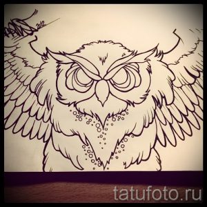 Черно-белый эскиз татуировки совы с пронзительным и агрессивным взглядом. Детализированное изображение с акцентом на глаза и оперение.