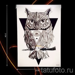 Фото эскиза татуировки совы, выполненной в геометрическом стиле. Рисунок состоит из множества треугольников и линий, создающих сложный и абстрактный образ.