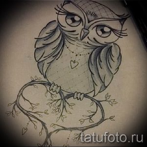 Эскиз татуировки совы, сидящей на ветке с цветами и сердечками. Идеально подходит для девушек, любящих нежные и романтичные татуировки.