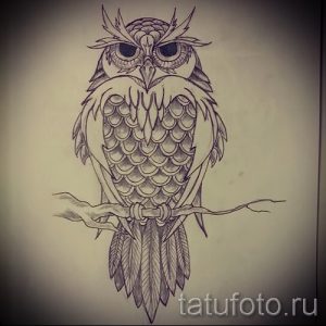 Черно-белый эскиз татуировки совы, сидящей на ветке. Детализированное изображение оперения и глаз создает реалистичный эффект.