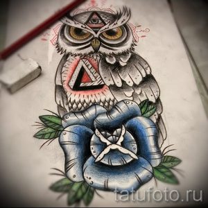 Эскиз татуировки совы с изображением глаза в треугольнике, символа треугольника и синей розы. Мистический и символичный рисунок.