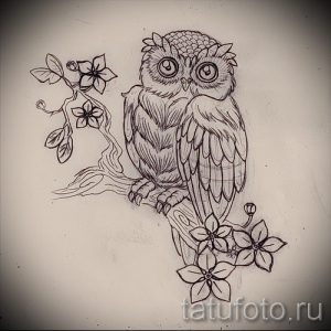 Черно-белый эскиз татуировки совы, сидящей на ветке с цветами. Нежный и романтичный рисунок для девушек.
