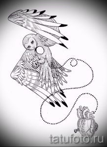 Черно-белый эскиз татуировки совы, летящей с сердцем, соединенным с символом бесконечности. Романтичный и символичный рисунок.