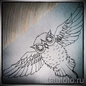 Черно-белый эскиз татуировки летящей совы, выполненный тонкими линиями. Простой и элегантный рисунок для любителей минимализма.