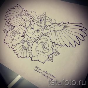 Эскиз татуировки совы, окруженной букетом роз. Сочетание символов мудрости и красоты в изящном рисунке.