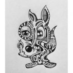 Фото абстрактной черно-белой татуировки белки, выполненной в стиле Doodle, с использованием множества линий и узоров.
