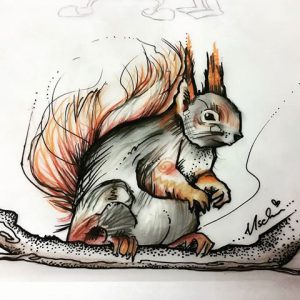 Динамичный эскиз татуировки белки, сидящей на ветке. Сочетание серых и оранжевых оттенков создает эффект живого, пушистого зверька.