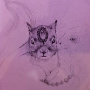 Нежный эскиз татуировки белки с драгоценным камнем на голове. Мягкие линии и приглушенные тона создают загадочную и романтичную атмосферу.