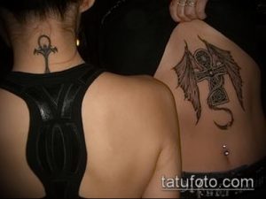 Фото пары татуировок Анкх на шее и спине. Черно-белые рисунки тату с добавлением крыльев на одной из татуировок.