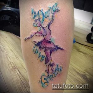 Фото тату с изображением акварельной балерины и надписью "to Dance is to Breathe" на женской ноге. Нежные цвета и вдохновляющий текст.